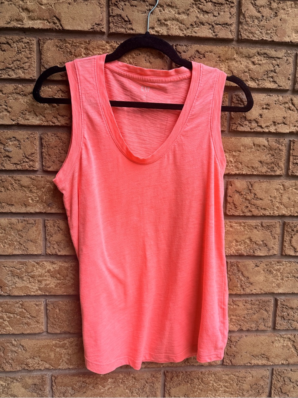 💫10/$25 • GAP Coral Pink Sleeveless Scoop Neck Tank Top